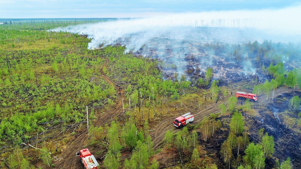 In Sibirien haben Wissenschaftler 2020 einen Temperaturrekord gemessen. Das Thermometer stieg auf einen Wert von 38 Grad plus. Unser undatiertes Foto zeigt Einsatzkräfte beim Löschen eines Waldbrandes in Sibirien.