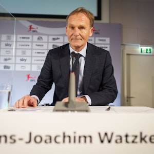 Hans-Joachim Watzke, der designierte Aufsichtsratsvorsitzende der Deutschen Fußball Liga (DFL), sitzt bei einer Pressekonferenz im Anschluss an die DFL-Mitgliederversammlung in einem Hotel am Flughafen, auf der inhaltliche und personelle Weichen für die Zukunft gestellt wurden.