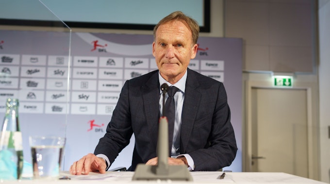 Hans-Joachim Watzke, der designierte Aufsichtsratsvorsitzende der Deutschen Fußball Liga (DFL), sitzt bei einer Pressekonferenz im Anschluss an die DFL-Mitgliederversammlung in einem Hotel am Flughafen, auf der inhaltliche und personelle Weichen für die Zukunft gestellt wurden.
