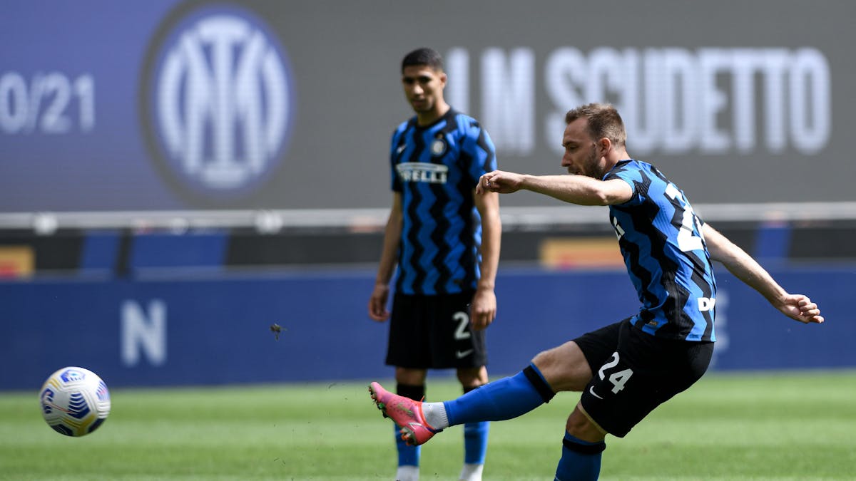 &nbsp;Christian Eriksen (r) von Inter Mailand schießt das Tor zum 2:0.