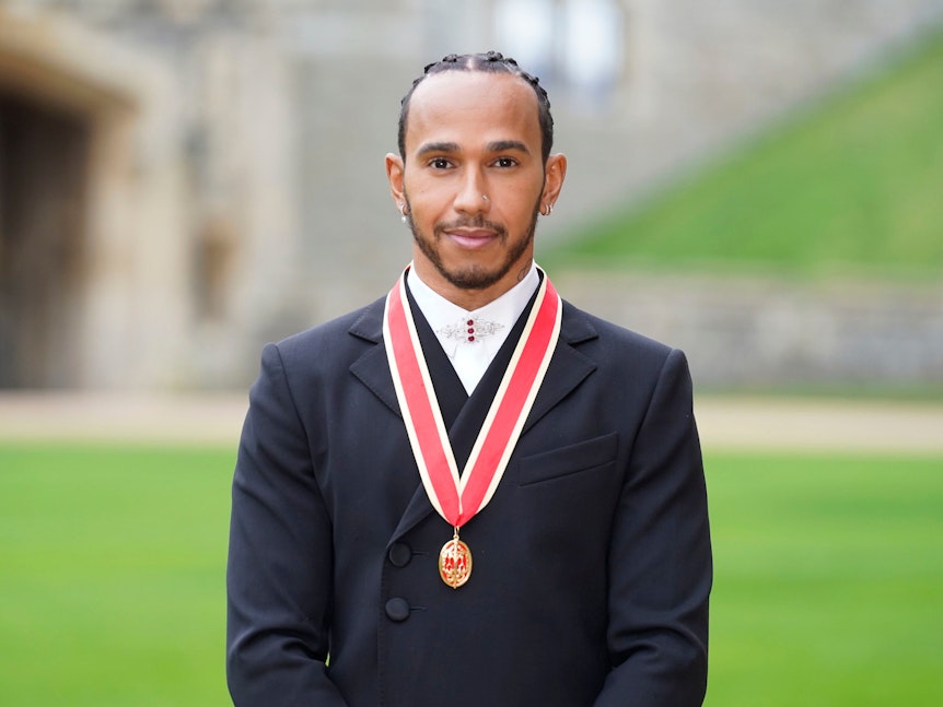 Lewis Hamilton trägt die Medaille, die ihm verliehen wurde.