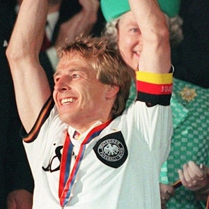 Jürgen Klinsmann streckt am 30. Juni 1996 im Wembley-Stadion vor Queen Elizabeth II. den EM-Pokal nach oben. Was machen unsere EM-Helden heute?
