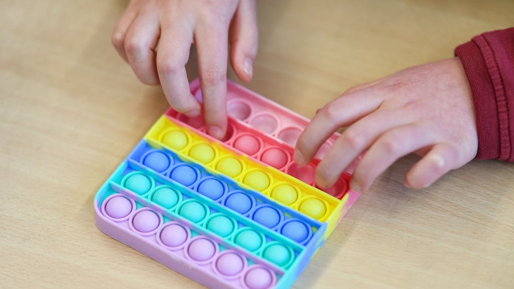 Hype um das Trendspielzeug Pop-Its: In dieser Grundschule in Bielefeld werden die Gummi-Plopper sogar im Unterricht eingesetzt. Doch wie sinnvoll ist das Spielzeug wirklich für Kinder?