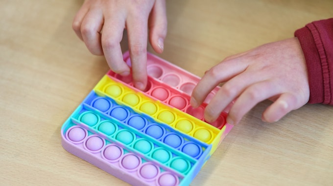 Hype um das Trendspielzeug Pop-Its: In dieser Grundschule in Bielefeld werden die Gummi-Plopper sogar im Unterricht eingesetzt. Doch wie sinnvoll ist das Spielzeug wirklich für Kinder?