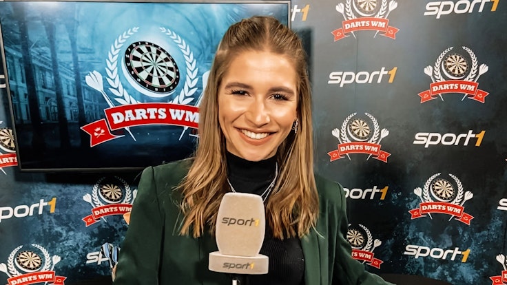 Jana Wosnitza am Mikrofon bei der Darts-WM