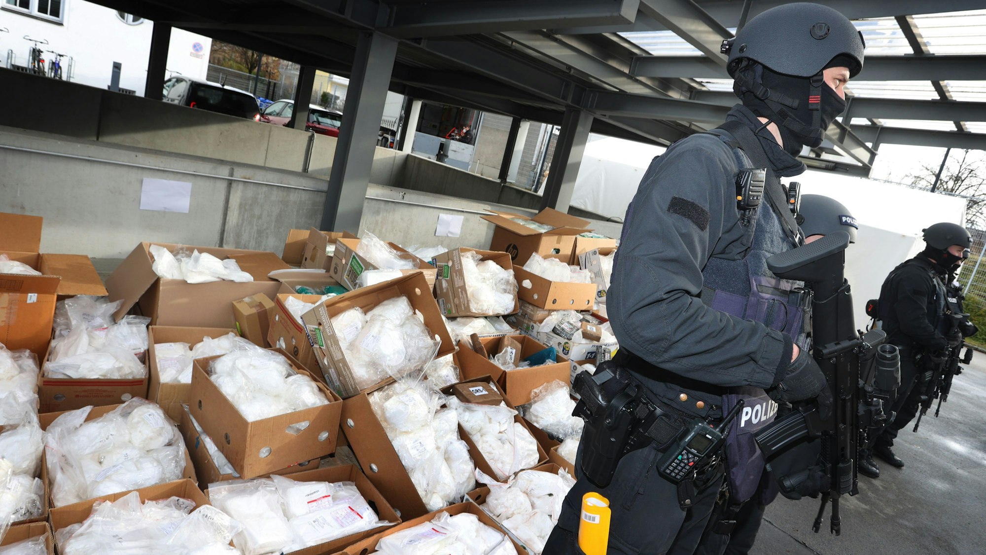 Polizisten der bayerischen Bereitschaftspolizei stehen vor rund 1,5 Tonnen Kokain, die zum Abtransport bereitliegen.