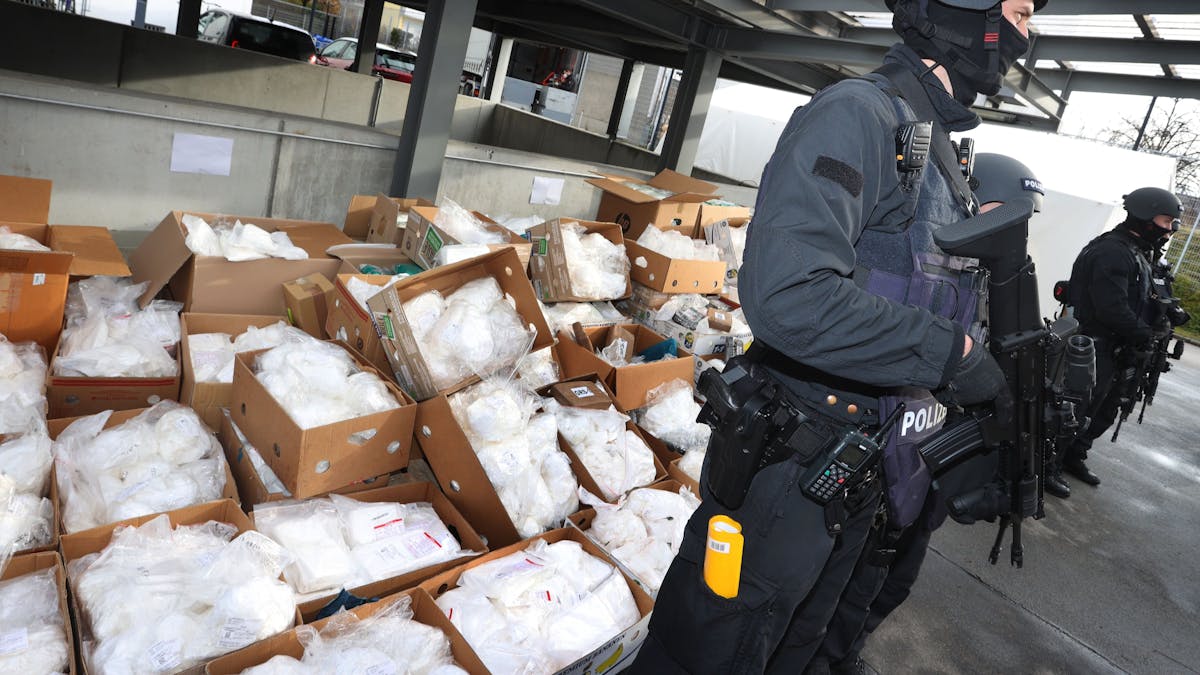 Polizisten der bayerischen Bereitschaftspolizei stehen vor rund 1,5 Tonnen Kokain, die zum Abtransport bereitliegen.&nbsp;