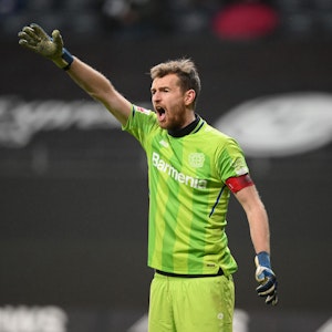 Lukas Hradecky brüllt im Spiel von Bayer Leverkusen über den Platz.