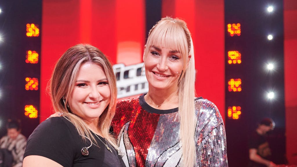 Katarina Mihaljevic (links) und Jurorin Sarah Conner stehen nach dem Halbfinale der Fernsehshow „The Voice of Germany“ am 13. Dezember 2021 auf der Bühne.