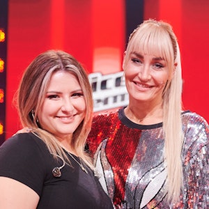 Katarina Mihaljevic (links) und Jurorin Sarah Conner stehen nach dem Halbfinale der Fernsehshow „The Voice of Germany“ am 13. Dezember 2021 auf der Bühne.