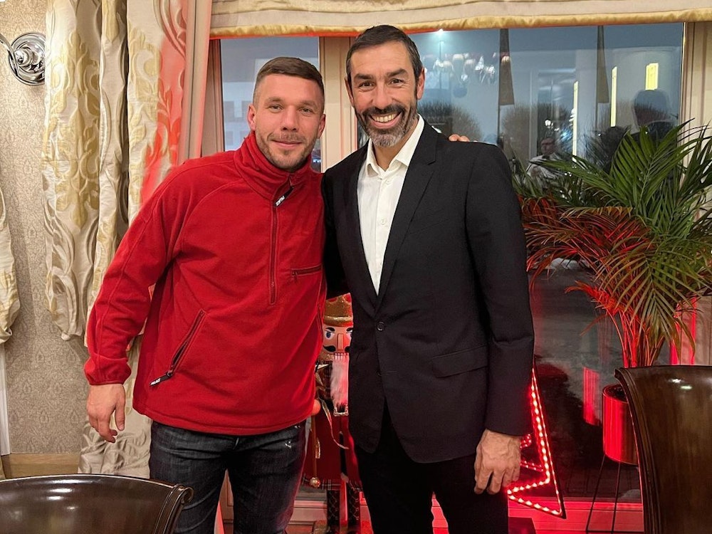 Lukas Podolski mit dem französischen Weltmeister Robert Pires.