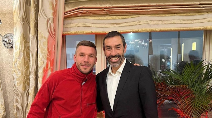 Lukas Podolski mit dem französischen Weltmeister Robert Pires.