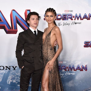 Tom Holland (l) und Zendaya, Schauspieler, kommen zur Premiere von 'Spider-Man: No Way Home' in das Regency Village Theater.P)