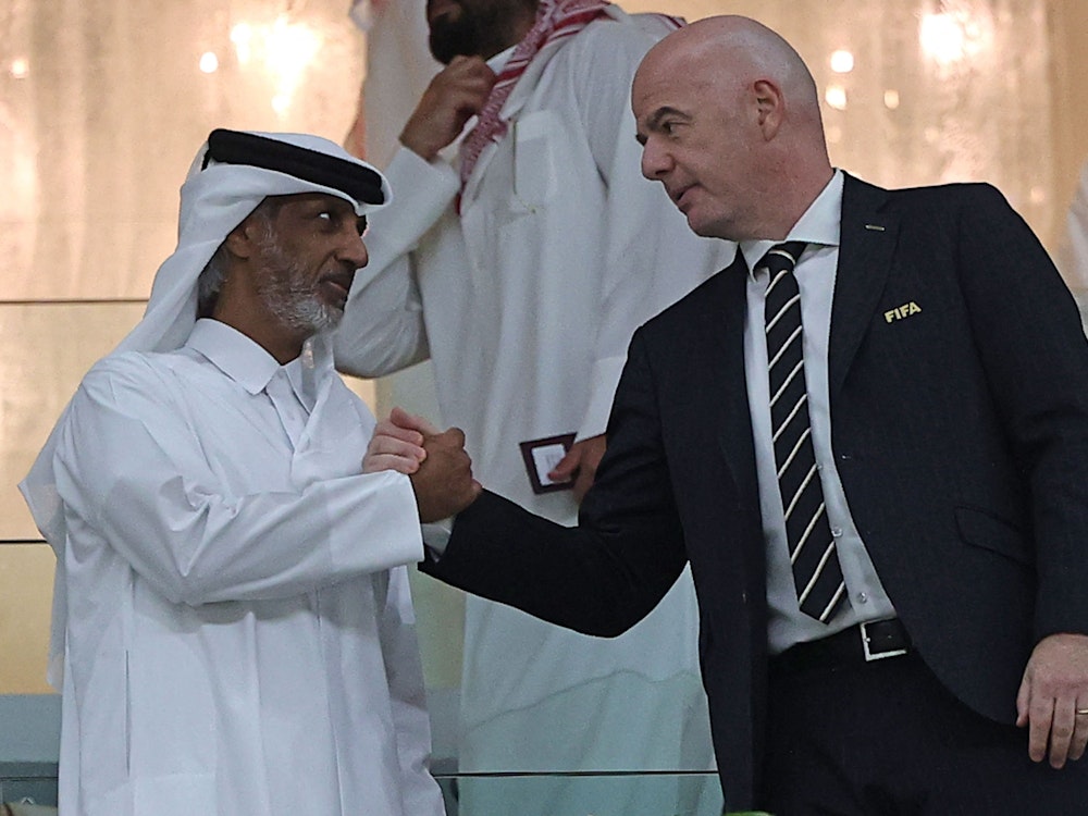 FIFA-Boss Gianni Infantino (r) und Katars Fußball-Boss Sheikh Hamad Bin Khalifa Bin Ahmed Al-Thani.