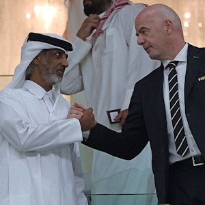 FIFA-Boss Gianni Infantino (r) und Katars Fußball-Boss Sheikh Hamad Bin Khalifa Bin Ahmed Al-Thani.