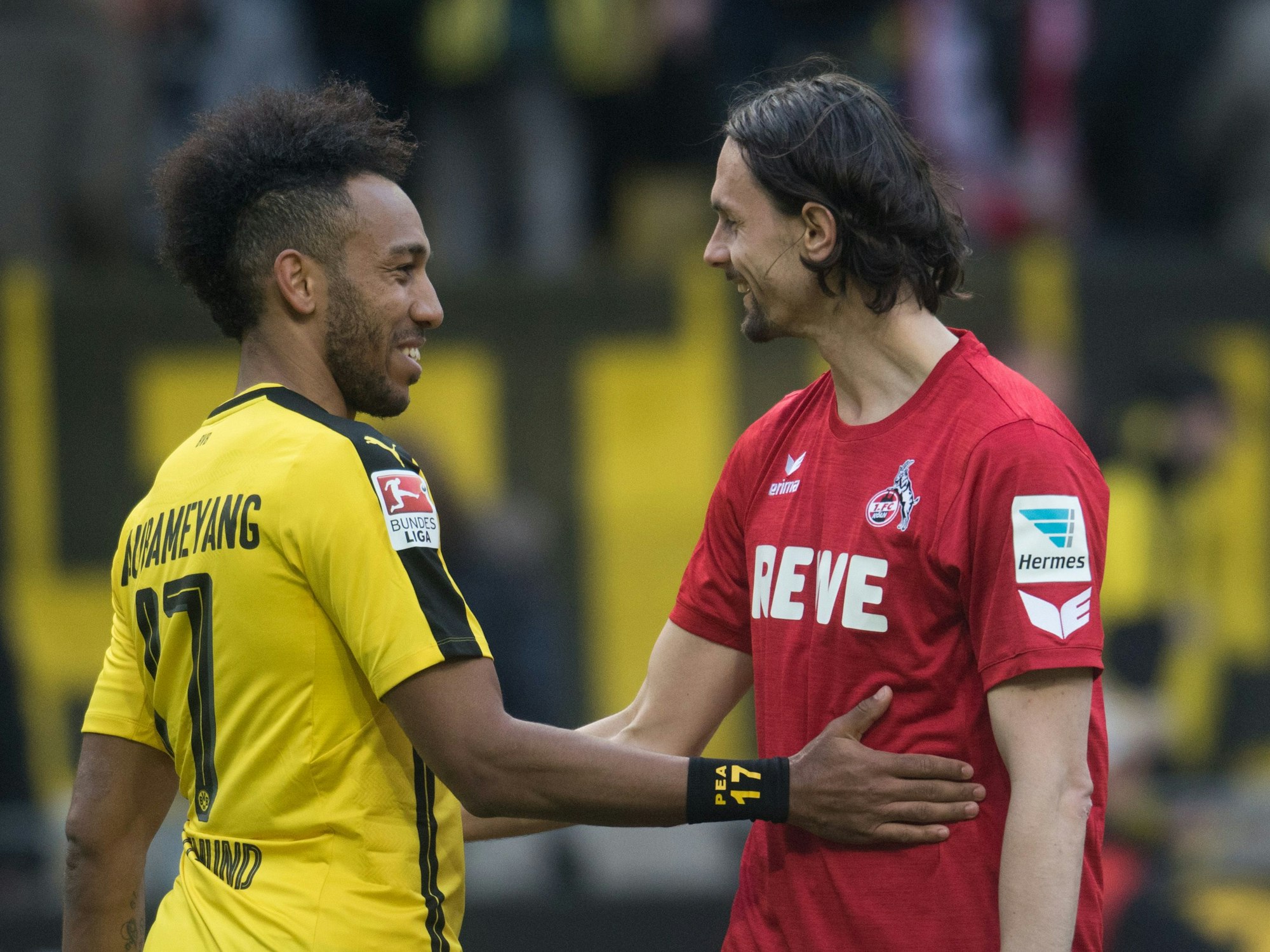 Borussia Dortmund gegen den 1. FC Köln: Es gibt nicht nur Rivalität in der Bundesliga, insbesondere unter Fans. Unser Archivbild zeigt Pierre-Emerick Aubameyang (links im BVB-Trikot) und Neven Subotic im Frühjahr 2017.