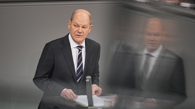 Bundeskanzler Olaf Scholz (SPD) gibt im Bundestag am 15. Dezember 2021 seine erste Regierungserklärung ab.
