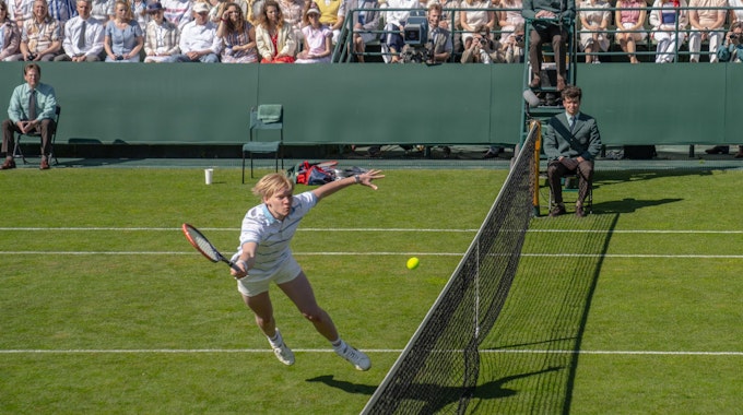 Szene aus dem RTL-Film "Der Rebell - von Leimen nach Wimbledon" über Boris Becker. Schauspieler Bruno Alexander ahmt den berühmten Becker-Hecht nach.