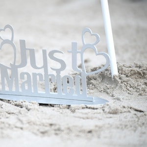 Ein „Just Married“-Aufsteller steht am Strand von Juist.