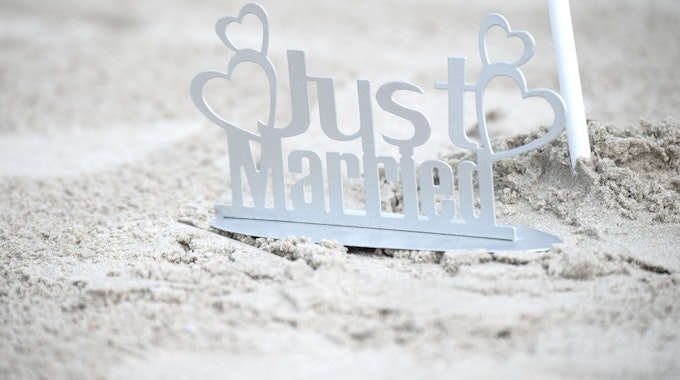 Ein „Just Married“-Aufsteller steht am Strand von Juist.