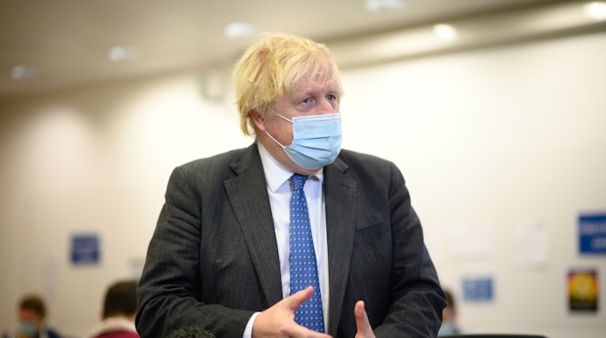 Boris Johnson besucht ein Impfzentrum in der Grafschaft Kent.