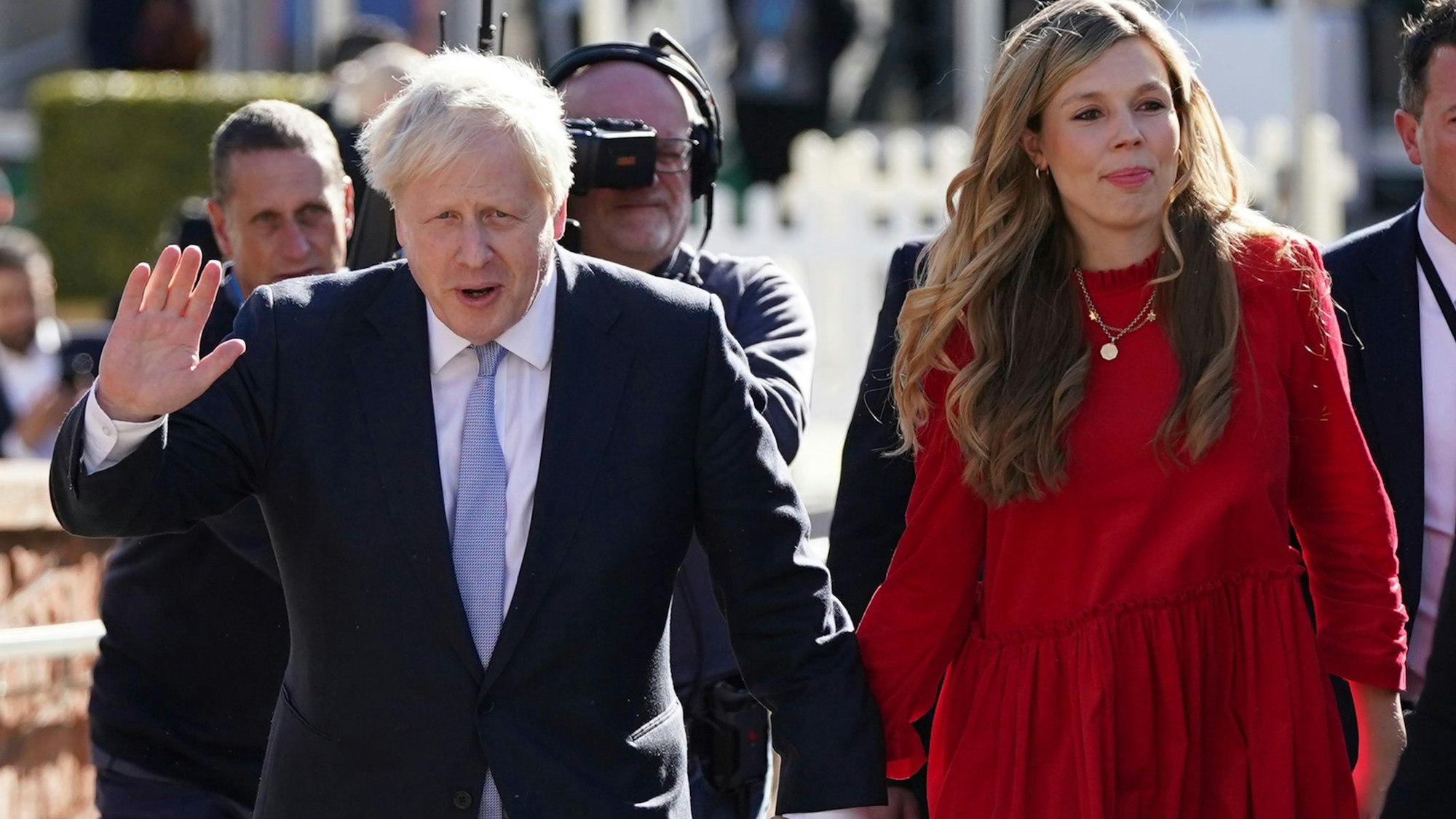 Boris Johnson, der Premierminister von Großbritannien, geht gemeinsam mit seiner Frau Carrie Johnson während des Parteitags der Konservativen zum Kongresszentrum in Manchester.