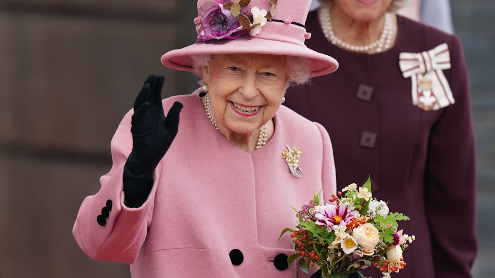 Die britische Königin Elizabeth II. hält einen Blumenstrauß in der Hand und winkt, nachdem sie nach der Eröffnungszeremonie des walisischen Parlaments das Parlamentsgebäude verlässt.