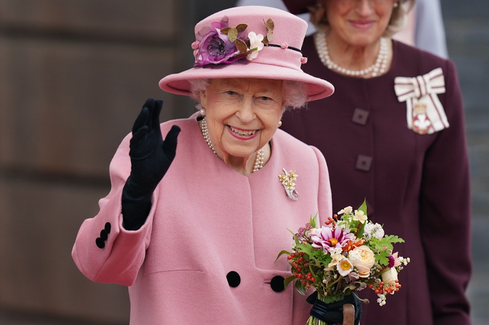 Die britische Königin Elizabeth II. hält einen Blumenstrauß in der Hand und winkt, nachdem sie nach der Eröffnungszeremonie des walisischen Parlaments das Parlamentsgebäude verlässt