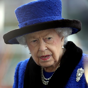 Queen Elizabeth II. muss ihr traditionelles Familienessen absagen. Das Foto entstand im Oktober 2021 bei der Überreichung der Trophäe des Qipco British Champions Day auf der Rennbahn von Ascot.