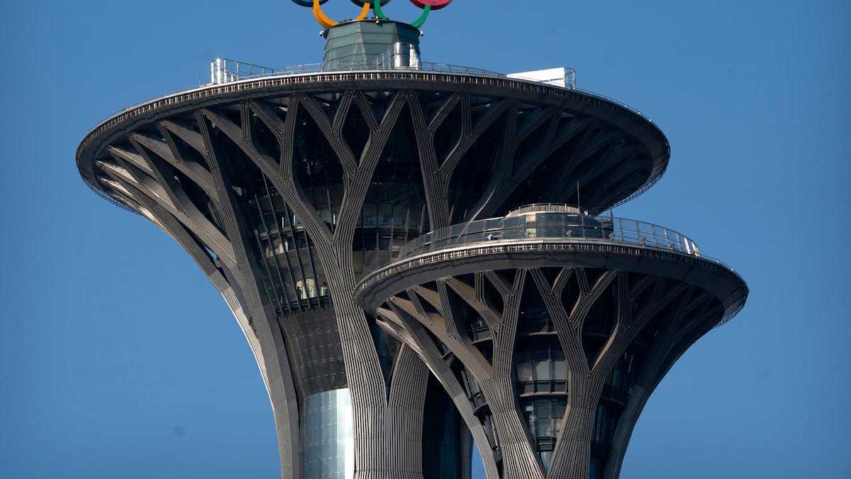 Die olympischen Ringe auf der Spitze des Olympiaturms in Peking.