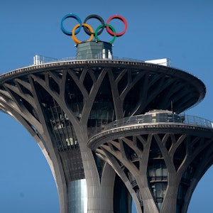 Die olympischen Ringe auf der Spitze des Olympiaturms in Peking.