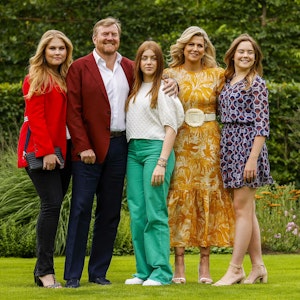 Die niederländische Königsfamilie steht im königlichen Schloss „Huis ten Bosch“ für ein Familienfoto zusammen.