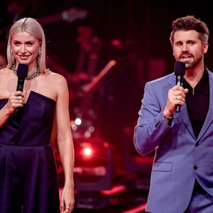Die Moderatoren Lena Gercke und Thore Schölermann stehen beim Viertelfinale der Fernsehshow «The Voice of Germany» auf der Bühne.