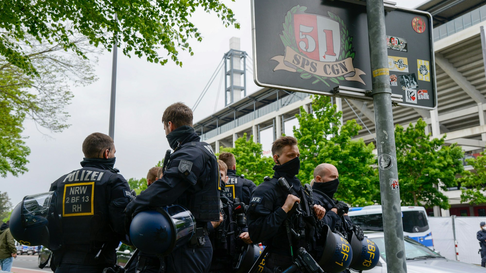 Polizeikräfte stehen vor dem Rhein-Energie-Stadion in Köln.