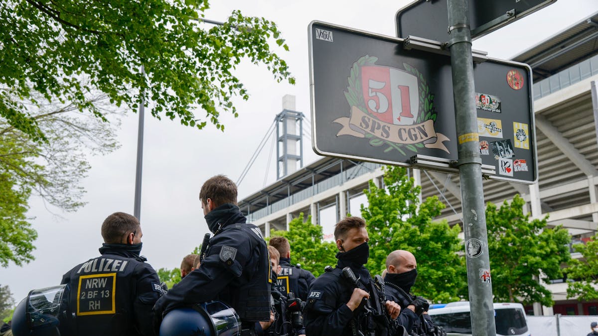 Polizeikräfte stehen vor dem Rhein-Energie-Stadion in Köln.