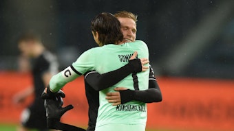 Oscar Wendt und Yann Sommer liegen sich in den Armen, am 21. Oktober 2021, nach einem Heimspiel von Borussia Mönchengladbach gegen RB Leipzig.