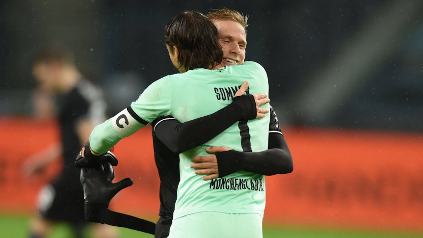Oscar Wendt und Yann Sommer liegen sich in den Armen, am 21. Oktober 2021, nach einem Heimspiel von Borussia Mönchengladbach gegen RB Leipzig.
