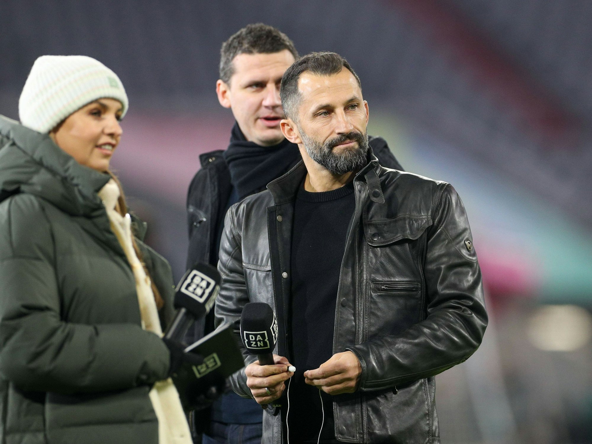 Hasan Salihamidzic vor dem Spiel gegen den VfL Wolfsburg am 17. Dezember 2021 am DAZN-Mikro.
