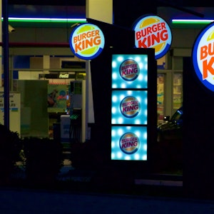 Ein Dickicht von Leuchtreklamen vor einer Münchner Burger-King-Filiale.