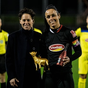 FC-Kapitänin Peggy Kuznik feierte beim Spiel gegen die SGS Essen ihr 300. Bundesliga-Spiel und wurde von Nicole Bender ausgezeichnet.