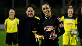 FC-Kapitänin Peggy Kuznik feierte beim Spiel gegen die SGS Essen ihr 300. Bundesliga-Spiel und wurde von Nicole Bender ausgezeichnet. 