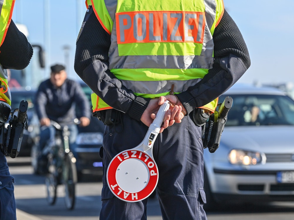 Unser Symbolfoto zeigt Beamte der Bundespolizei am 28. Oktober 2021 am deutsch-polnischen Grenzübergang in Frankfurt (Oder).