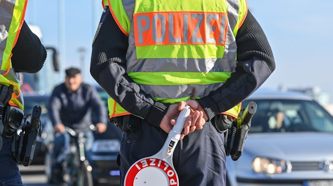 Unser Symbolfoto zeigt Beamte der Bundespolizei am 28. Oktober 2021 am deutsch-polnischen Grenzübergang in Frankfurt (Oder).