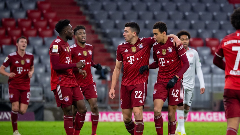 Die Spieler des FC Bayern München feiern den 2:1-Sieg über den 1. FSV Mainz 05.