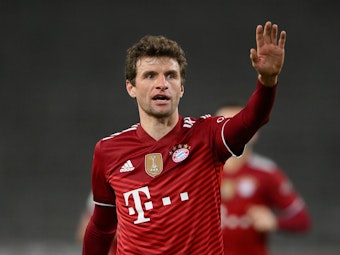 Thomas Müller (FC Bayern München) hebt die Hand beim Spiel in Stuttgart.