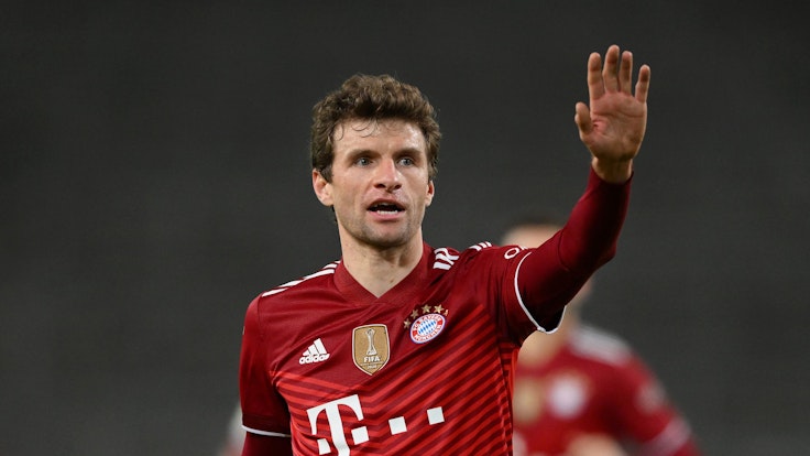 Thomas Müller (FC Bayern München) hebt die Hand beim Spiel in Stuttgart.