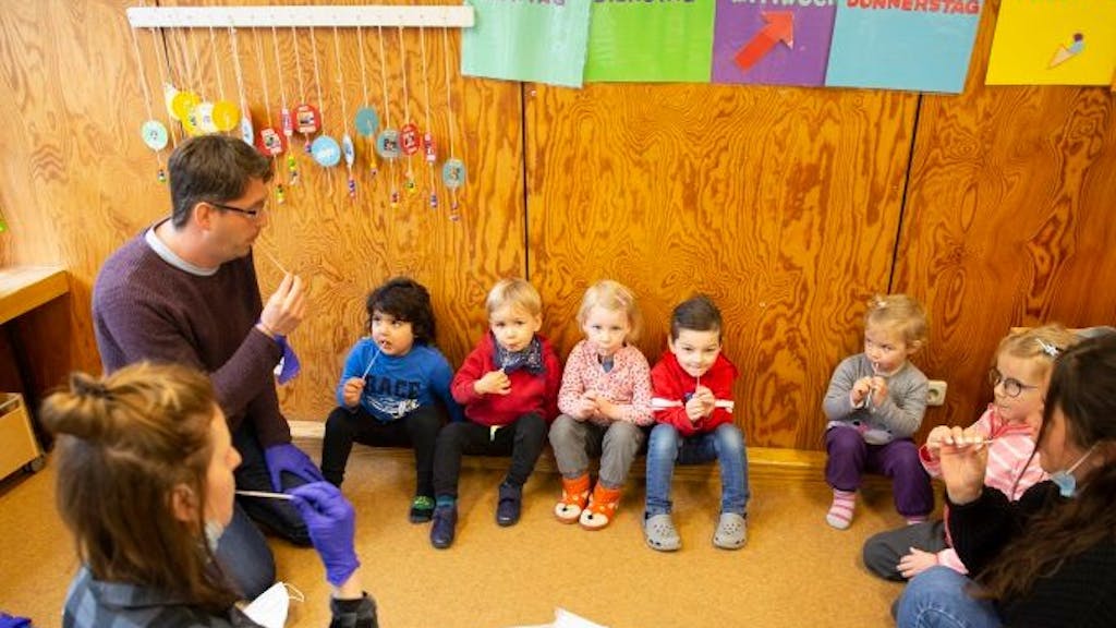 Kinder und Betreuer beim Lolli-Test in Köln.&nbsp;