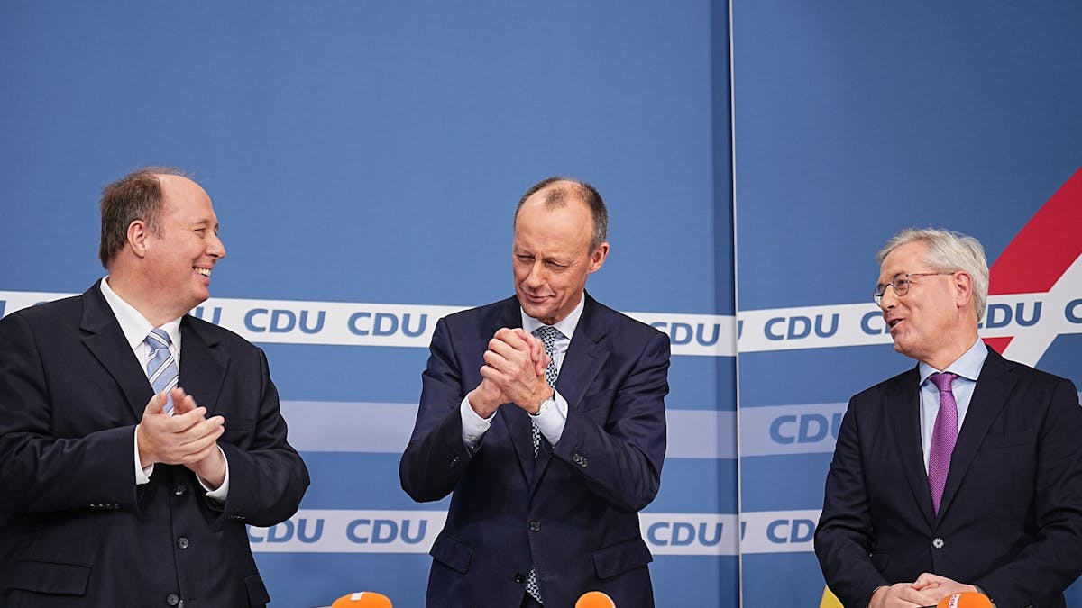 Friedrich Merz steht zwischen den Mitkandidaten für den Parteivorsitz Helge Braun und Norbert Röttgen nach der Bekanntgabe der Ergebnisse der CDU Mitgliederbefragung.