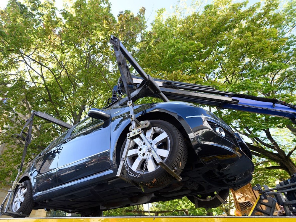 Auto abgeschleppt: Wer sein Auto widerrechtlich abstellt, muss damit rechnen, abgeschleppt zu werden und die Kosten dafür tragen.