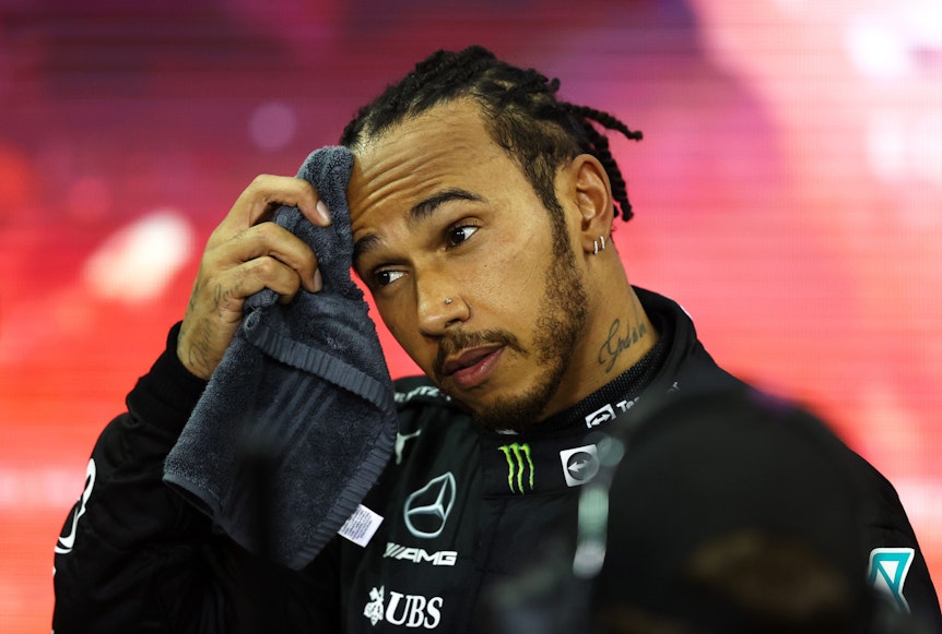 Lewis Hamilton schaut nachdenklich nach dem Rennen in Abu Dhabi.